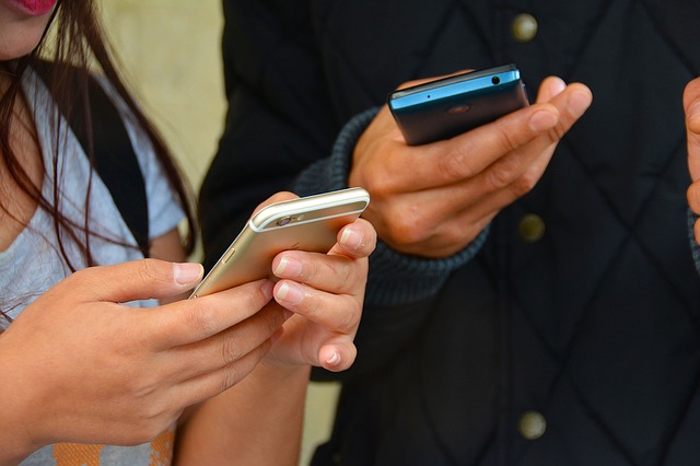 Lehrerverband für Handyverbot bei Schülern wegen Mobbing