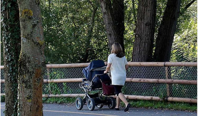 Ulm: Frau mit Kinderwagen von zwei Negern sexuell angegangen