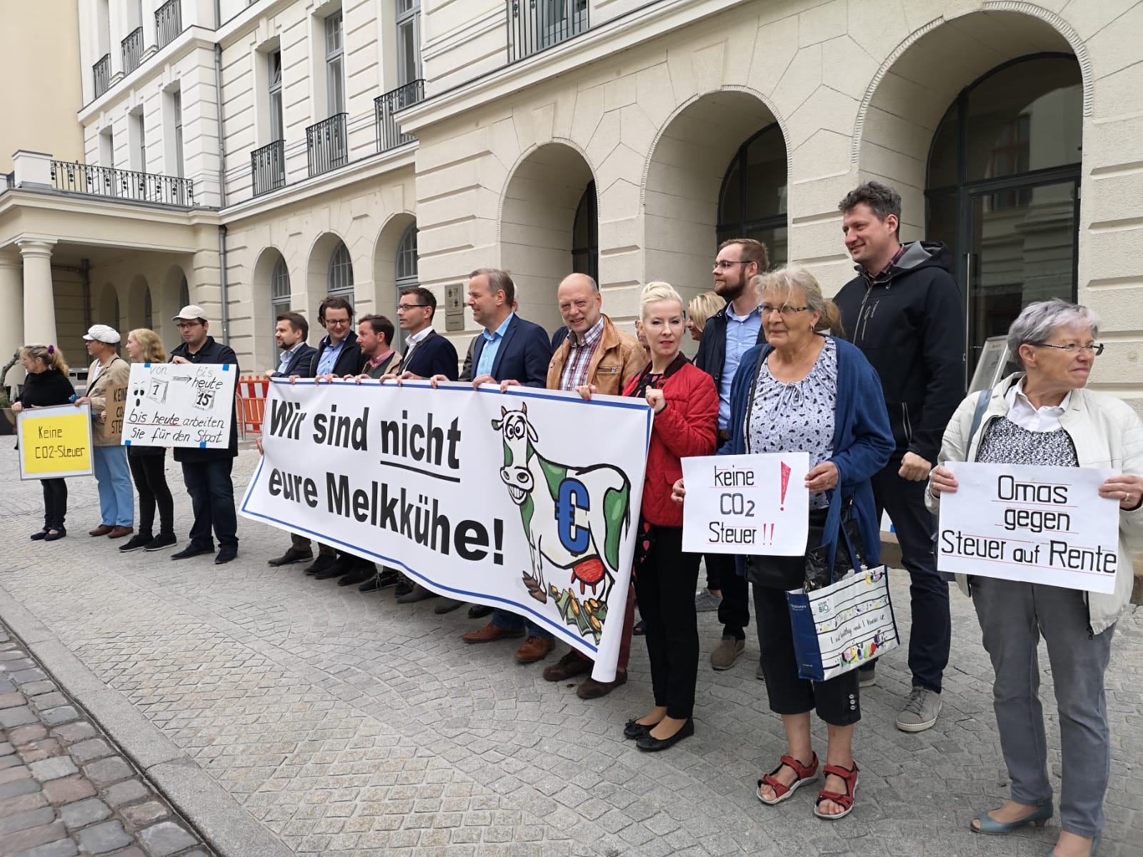 Steuerzahlergedenktag: Mahnwache vor dem Finanzministerium