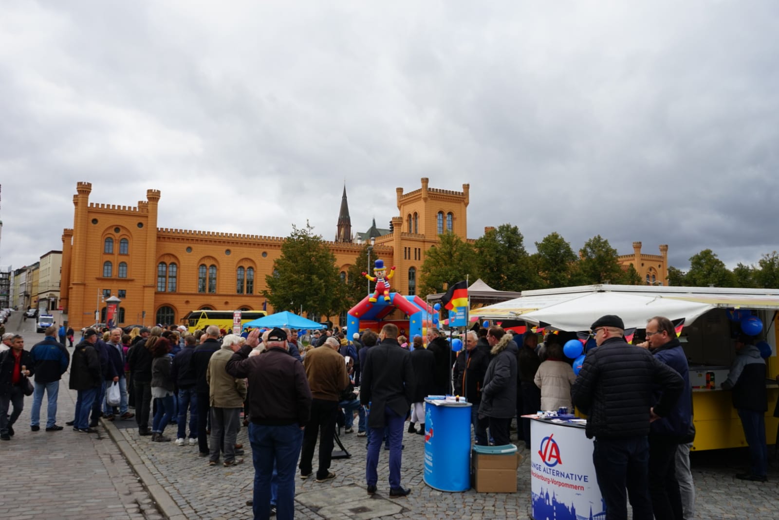 Einheitsfeiern in Schwerin: Paulskirche und Pfaffenteich