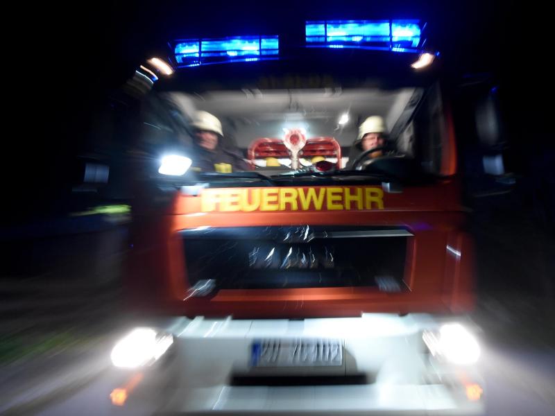 Holzschuppen brennt: Polizei vermutet Brandstiftung