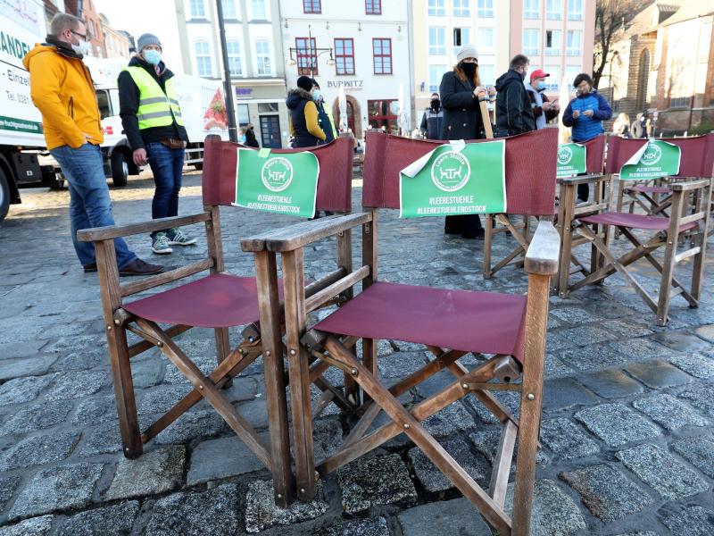 Aktion «Leere Stühle»: Gastronomiebranche fordert Klarheit