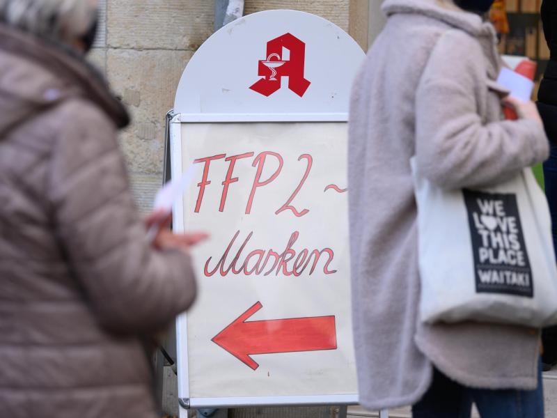 Schlangestehen für kostenlose FFP2-Masken