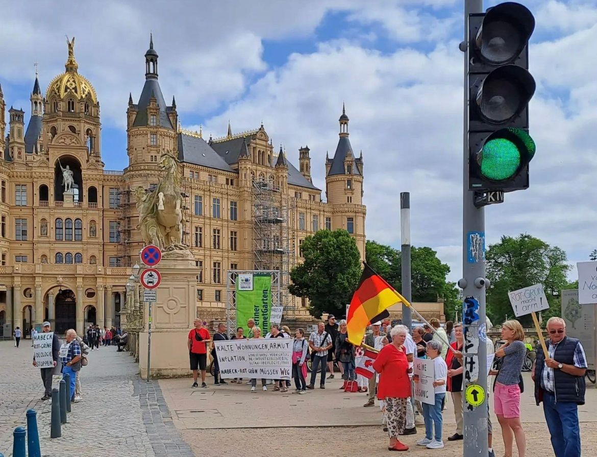 Morgen: Mahnwache an der Schlossbrücke in Schwerin